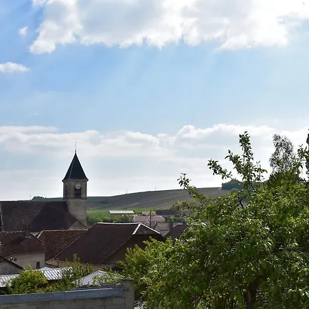 Дом отдыха Country With Enclosed Garden In